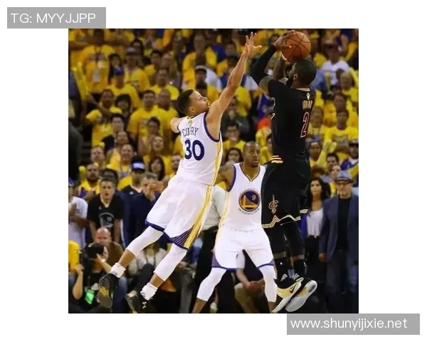 库里抛投偏出 波斯特强起补篮得手