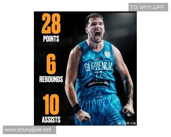 东契奇篮下一打二 强硬上篮打板命中