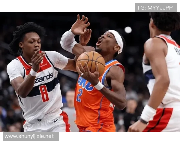 亚历山大抵达球馆，有点小帅